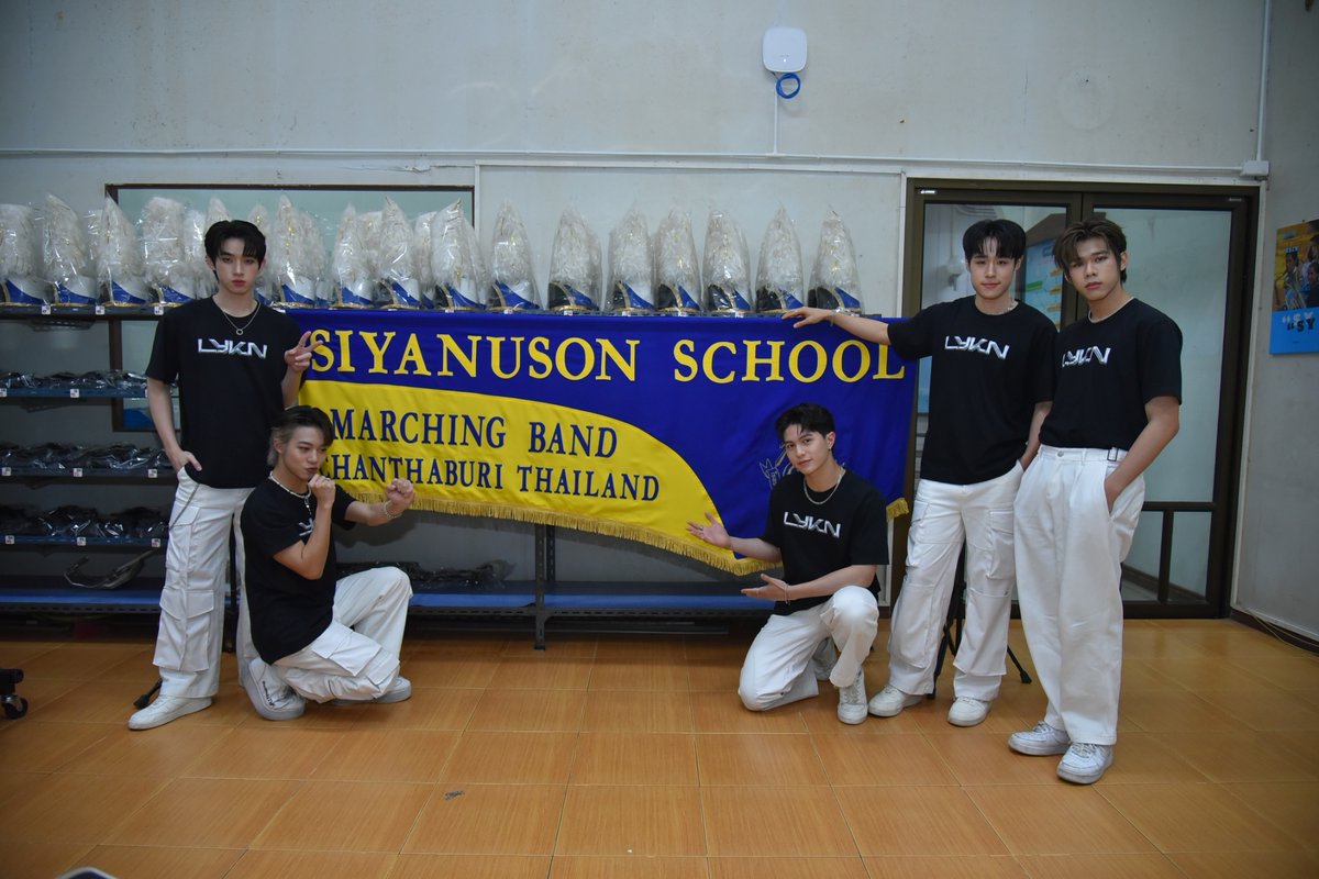 GMMTV's tweet photo. พร้อมจะรับความสนุกกันหรือยังชาวโรงเรียนศรียานุสรณ์ เตรียมตัวสนุกกันได้เลย!! 🫡🫡🫡

#รถโรงเรียนSchoolTour2023xSY
#GMMTV 
@winny_thanawin @satangktp @ffordful @arm_wc
@oicsaru @LYKNofficial @Williamjkp1 @realxlg @nnutdan @hongshihoshi03 @TuiChayatorn https://t.co/0JEShSf14I