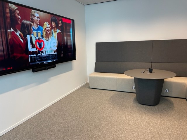Informal get-togethers, even via video conferencing, go seamlessly in this new  meeting space in our Meeting Experience Center.

👉The technology in this highly creative room is by our partners <a href="/TheJupiterSys/">Jupiter Systems</a> and <a href="/We_are_Jabra/">We are Jabra</a>