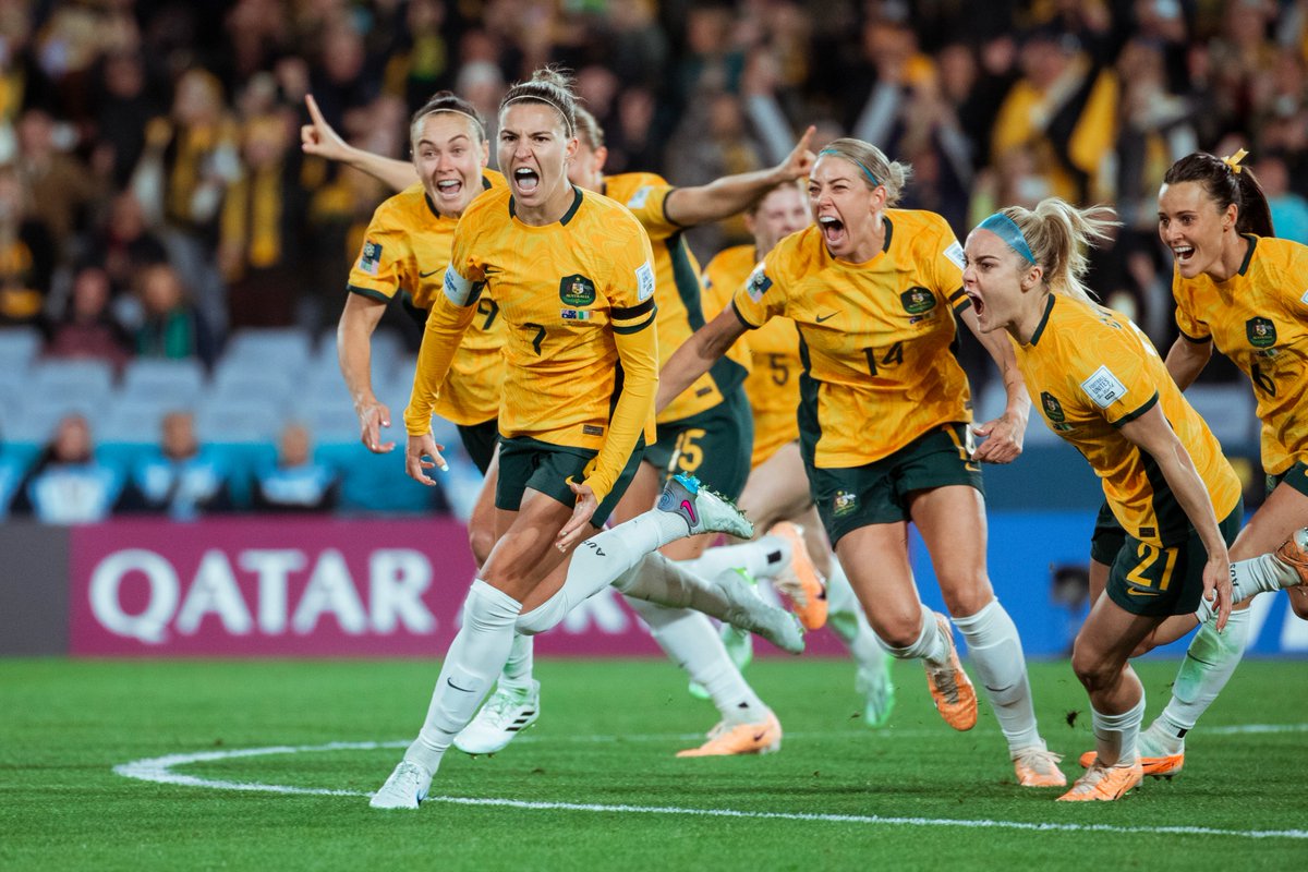 En Australie, la Coupe du monde féminine attire plus de téléspectateurs que la Coupe du monde masculine. 😱

1,94 million de personnes ont regardé le match d'ouverture face à l'Irlande. C'est au moins 30% de plus que n'importe quel match du Mondial au Qatar. 🇦🇺

#FIFAWWC