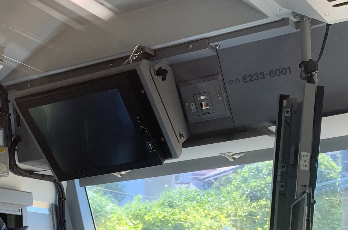 横浜線E233系のワンマン運転化対応工事が進められていましたが、運転席 