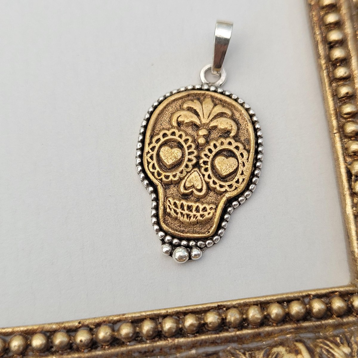 animoART's tweet image. Kettenanhänger "La Catrina in Love" 925 Silber &amp;amp; Bronze 
Kettenanhänger "La Catrina in Love"
Der massive Anhänger ist eine Kombination aus Bronze und Sterlingsilber. Die schöne La Catrina mit ♥-Augen liegt in einer 925 Silberfassung gebettet.
Handgefertigt aus 925 Sterlings...