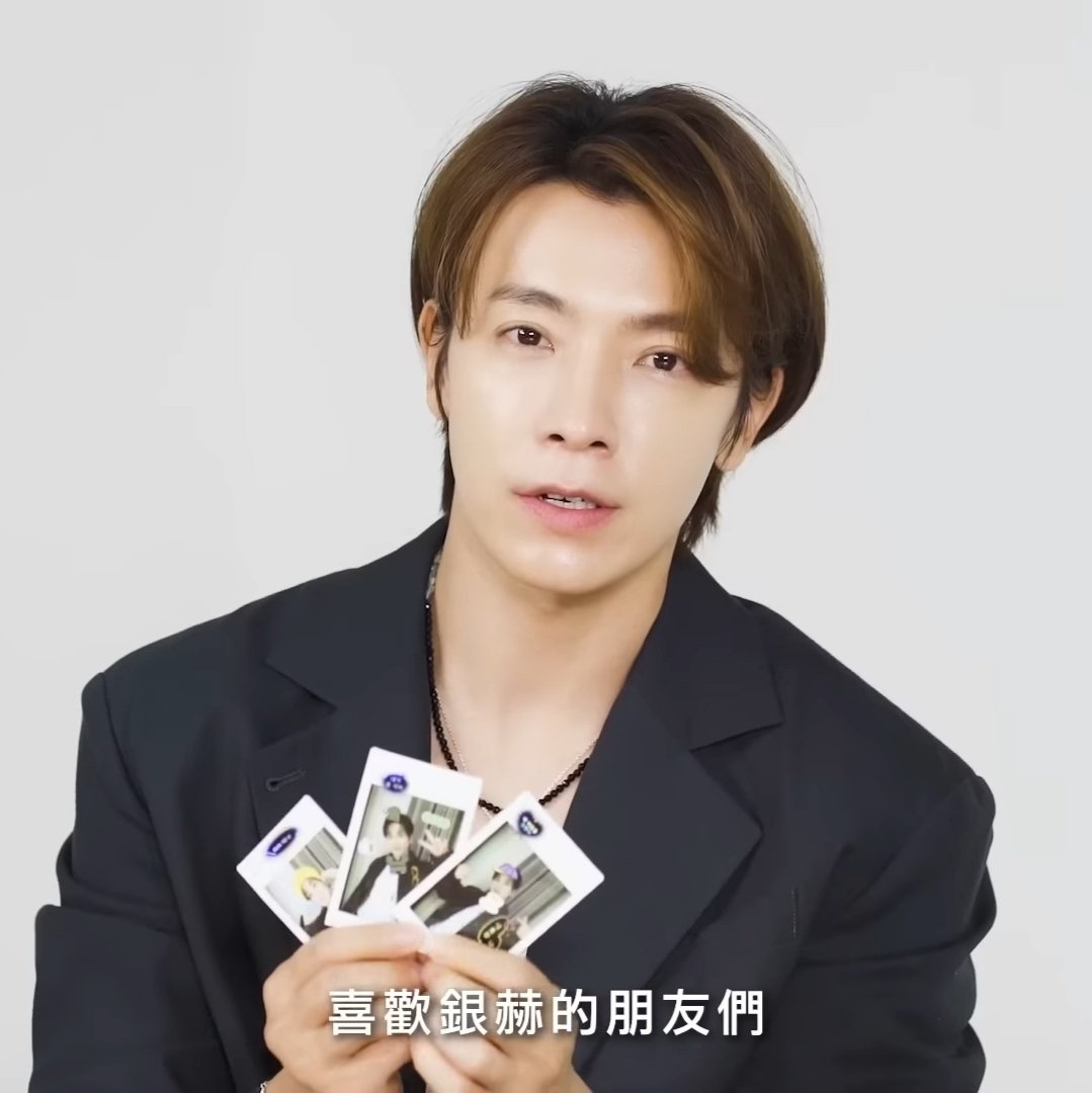 紀念一下抽到簽名拍立得😍
雖然看到名字的當下還一度懷疑那不是我，不過還是寄了mail過去。 隔天就收到快捷， 而且還是抽到赫宰！！

感謝VOGUE Taiwan💞
感謝李東海幫忙貼貼紙💙

#은혁 #EUNHYUK #VogueTaiwan