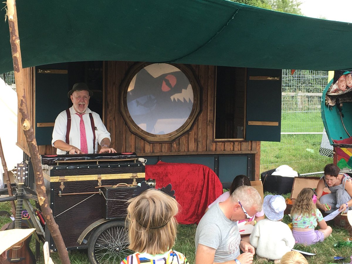 GeorgeBridgens's tweet image. Great weekend @standingcalling @Gacko666 @Iandouglasstory and jo with #magiclantern and @alfiebridgens06 with #ukecandoit #shadows #puppets #shadowpuppets #ukulele #standingcalling