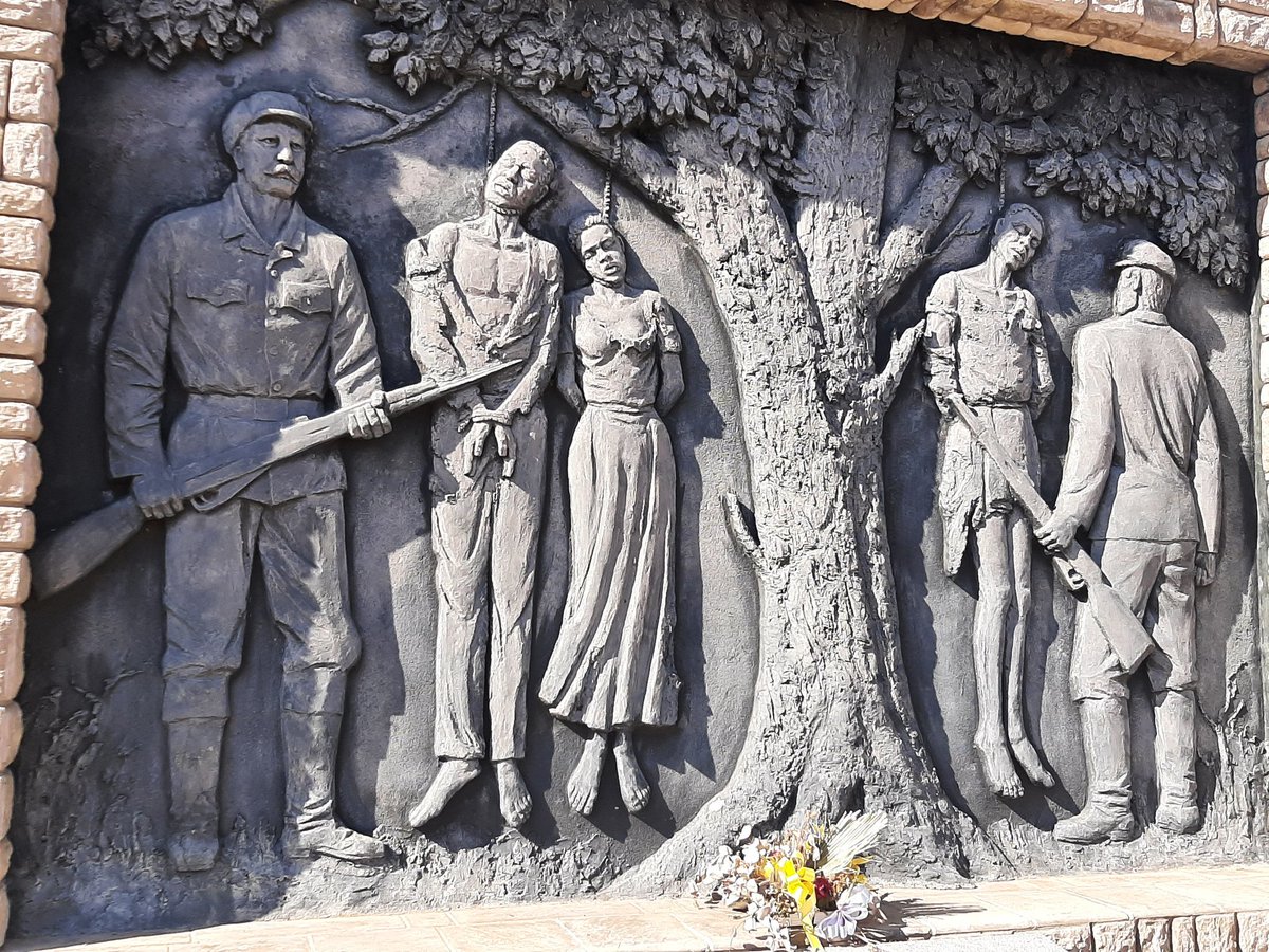 HotelInsonmia's tweet photo. La joven guía que nos explica el significado de los monumentos revolucionarios que hay en #Wyndhoek2023 dice, más con una nota de ironía que de pesadumbre, que el problema de las revoluciones es el día después, porque todas suelen acabar como plegarias no atendidas
#Namibia2023 https://t.co/80cxy4LIXA