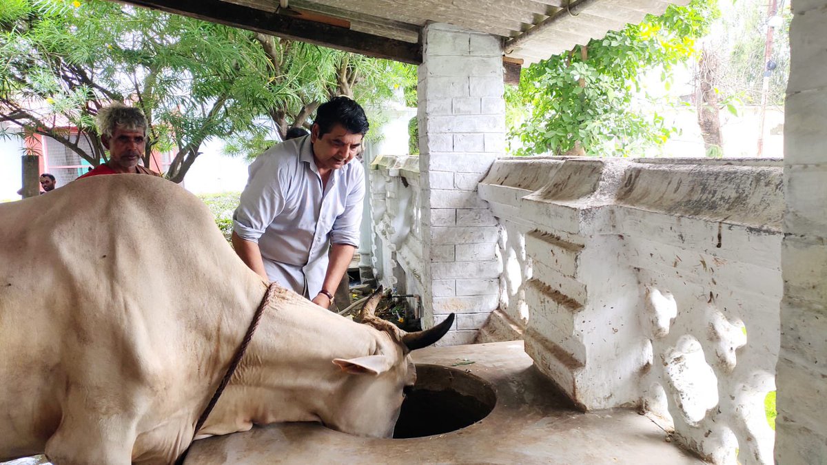 SinghRPN's tweet photo. गौ सेवा परमोधर्म: 🙏

आज पडरौना आवास स्थित गौशाला में गौमाता की सेवा करने का परम सौभाग्य प्राप्त हुआ। https://t.co/D1AvLyvuLI