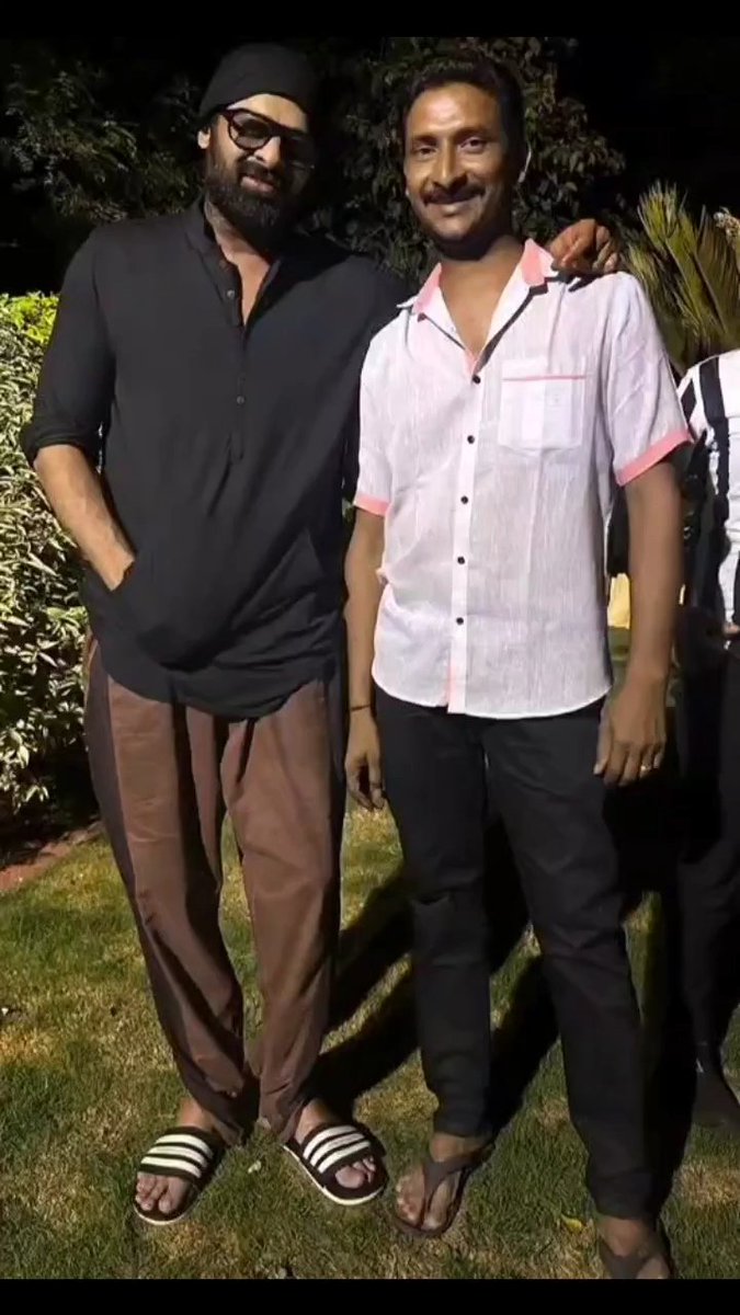 pubzudarlingye's tweet photo. .#Prabhas 😍
Prashant Neel's birthday unseen &amp; NFT winners https://t.co/zCDrBdVCCh