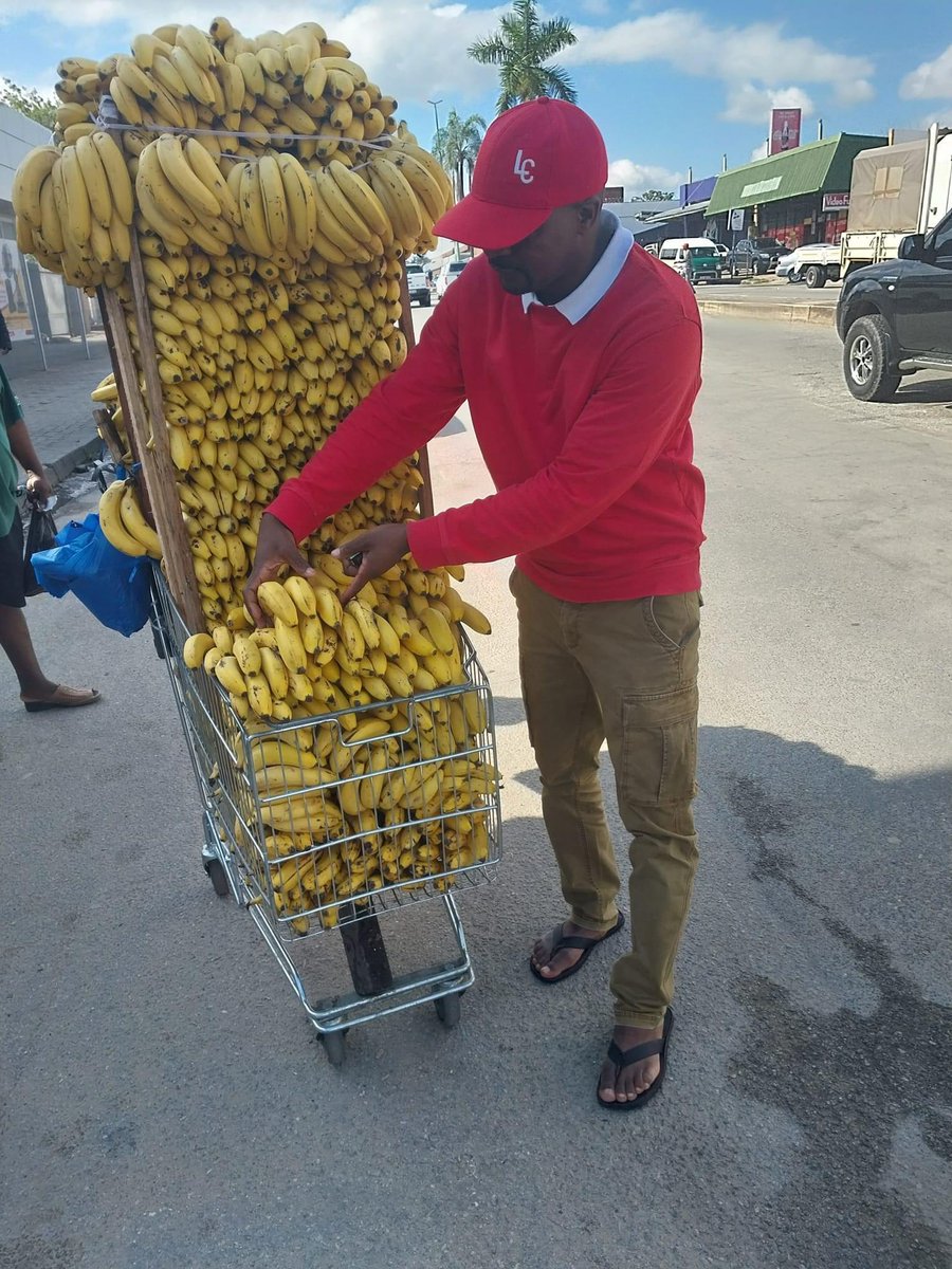AdvoBarryRoux's tweet photo. Sometimes leave your degree papers at home, hustle &amp; make money. https://t.co/1fP9OpNRwW