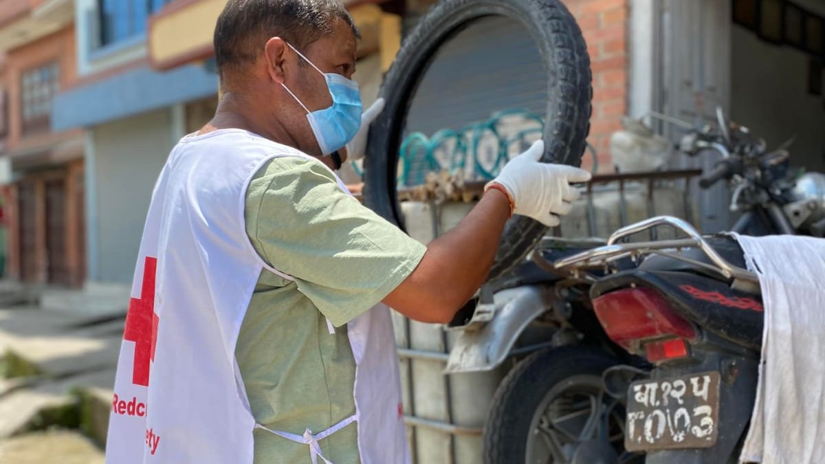 IFRCAsiaPacific's tweet photo. As dengue cases 🦟🦟continue to rise, Nepal Red Cross volunteers are helping with the government's search and destroy campaign for prevention purposes.

Teams look out for mosquito breeding areas and quickly clean and disinfect the surroundings thoroughly. https://t.co/2UgJFk1c7I
