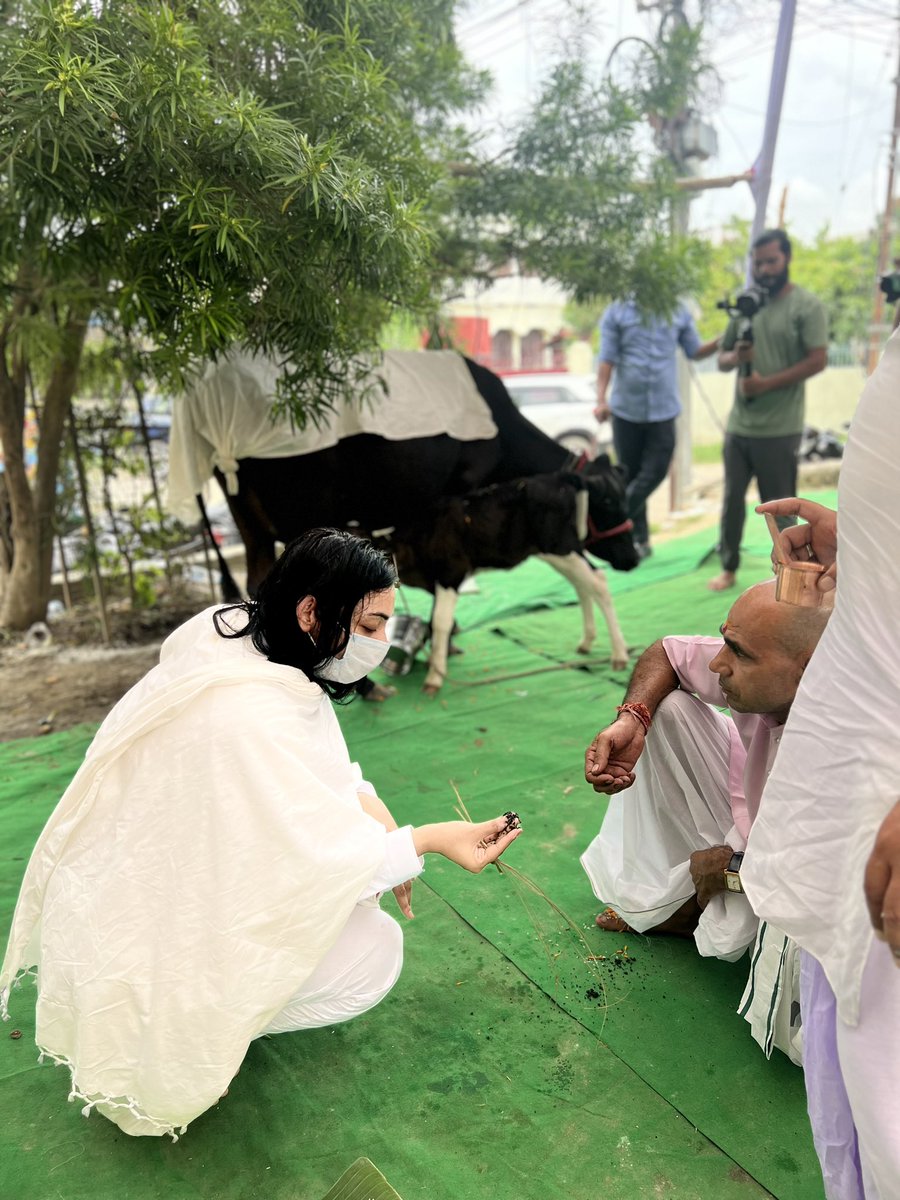 pushpampc13's tweet photo. गोदान। वैदिक परंपरानुसार पिता की आत्मा की अंतिम सुखद यात्रा के लिए। वे बहुत ख़ुशमिज़ाज व्यक्ति थे, उनकी ख़ुशी में कोई कमी न हो। https://t.co/gUAAev09jb