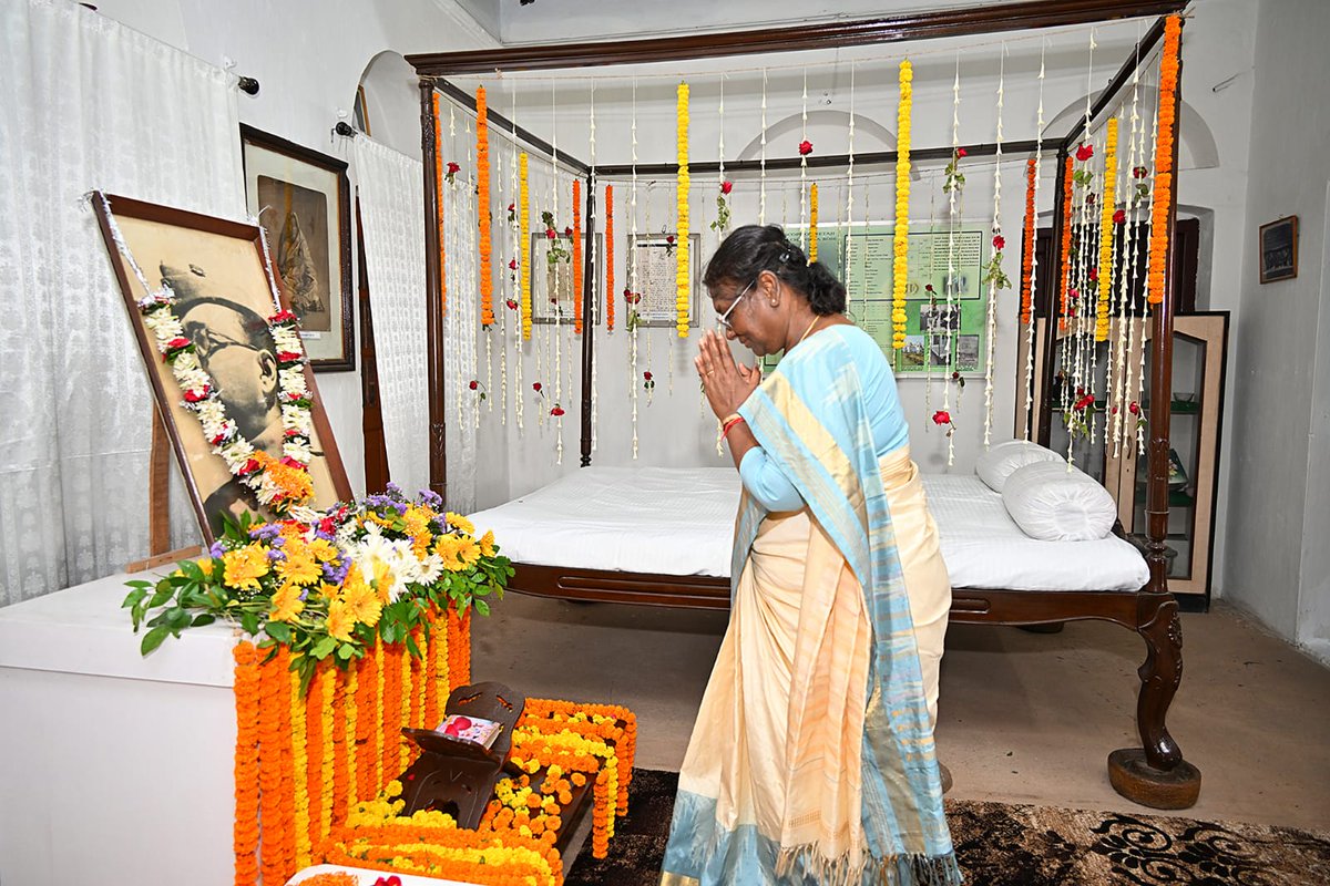 NandighoshaTV's tweet photo. ନେତାଜୀଙ୍କ ଜନ୍ମସ୍ଥାନ ସଂଗ୍ରହାଳୟ ଯାଇ ସୁଭାଷ ଚନ୍ଦ୍ର ବୋଷଙ୍କ ପ୍ରତିମୂର୍ତ୍ତିରେ ମାଲ୍ୟାର୍ପଣ କରିବା ସହ ସଂଗ୍ରହାଳୟ ବୁଲି ଦେଖିଛନ୍ତି ରାଷ୍ଟ୍ରପତି । #PresidentofIndia #netajimuseum #cuttack https://t.co/ybE5fnIy5Y