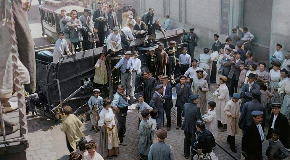 Tal dia com avui de 1909 començava la revolta de la Setmana Tràgica a Barcelona, que acabaria essent esclafada per l'exèrcit espanyol després de més de 7 dies de control popular de la ciutat.