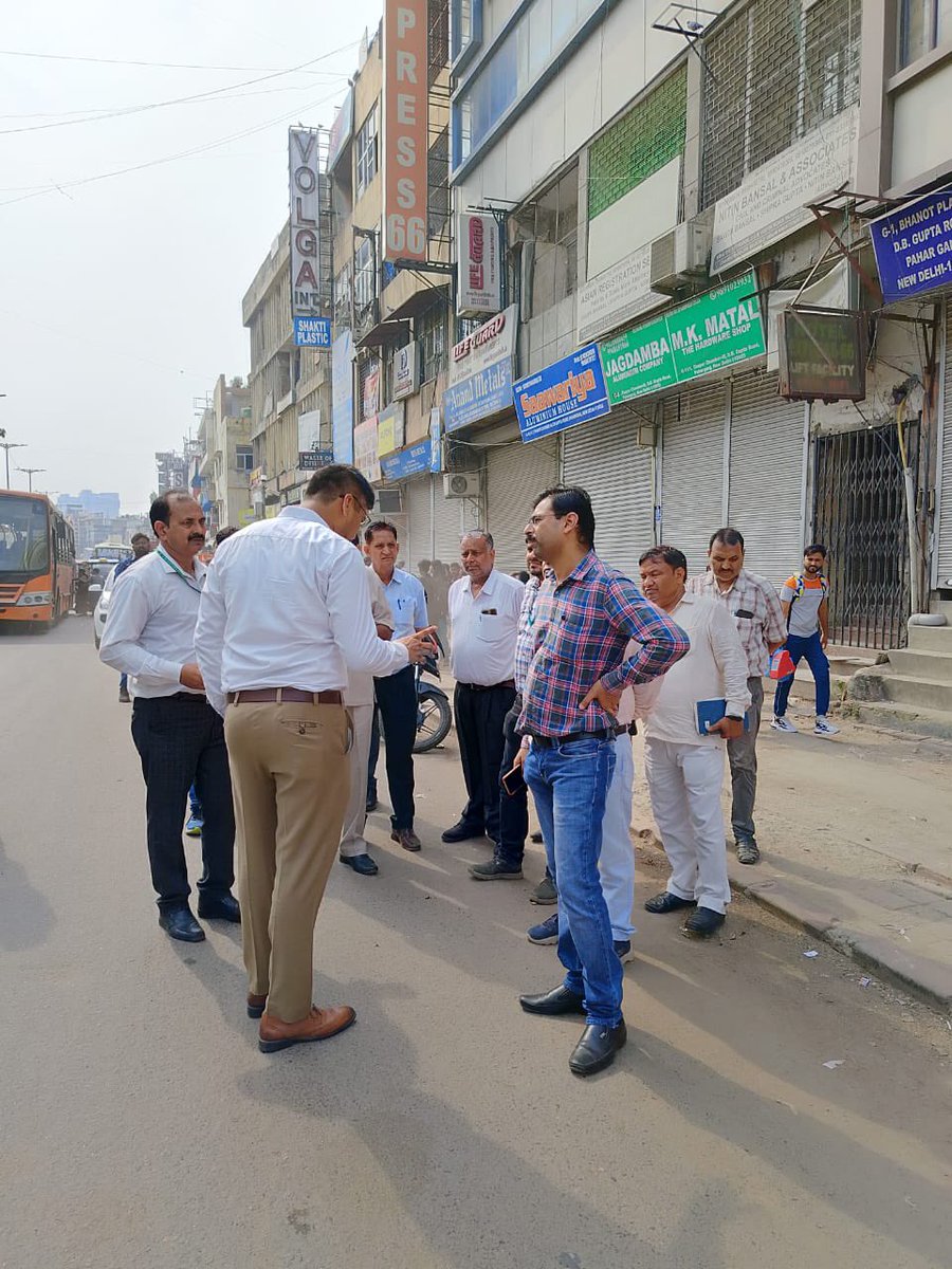 Inspection of sanitation work by Sh. Kumar Abhishek, IAS, DC KBZ with the field staff as well as Officers of DB Gupta Road dated 25.07.2023. #inspection #morninginspection @LtGovDelhi @OberoiShelly @GyaneshBharti1 @MCD_Delhi