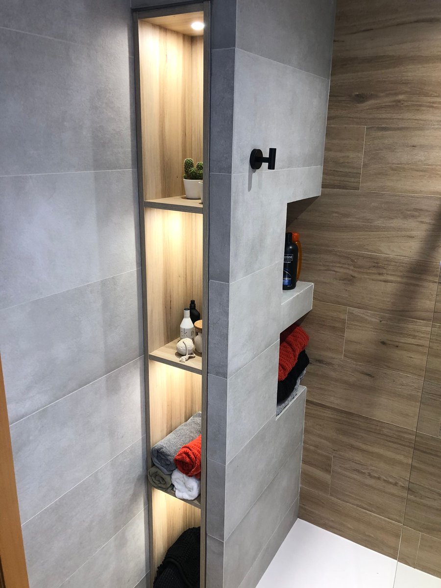 StudioCuccine's tweet photo. Baño gris y madera con mampara incompleta. ¿Qué os parece? https://t.co/0CeToEYETY