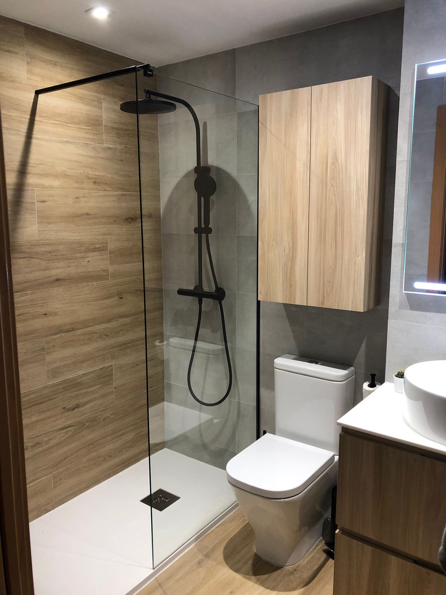 StudioCuccine's tweet photo. Baño gris y madera con mampara incompleta. ¿Qué os parece? https://t.co/0CeToEYETY
