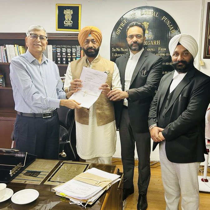 SukhpalKhaira's tweet photo. Today we including my Advocates Harinder Ishar & Mehtab Khaira met the Lokpal Punjab Justice Retd Vinod Sharma to lodge a complaint against Cabinet Minister of @bhagwantmann govt seeking inquiry into the misconduct continuing offence of the said Minister. This is an acid test of Lokpal as @AamAadmiParty & @ArvindKejriwal fought an agitation for a free and fair Lokayukta with independent authority more powers. Show Cause notice for 29th September 2023 has been issued to the accused Minister-Khaira @INCIndia