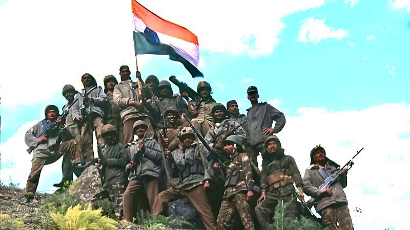 KhawabInsa's tweet photo. आज "कारगिल विजय दिवस" पर माँ भारती के वीर सपूत 'कारगिल-नायकों' को मैं कोटि-कोटि नमन करता हूँ।

1999 में आज ही के दिन अद्वितीय युद्ध कौशल का प्रदर्शन करते ह��ए हमारे वीर सैनिकों ने पाकिस्तानी सैनिकों को घुटनों पर ला दिया था। 🇮🇳🇮🇳🇮🇳 https://t.co/xy5EXcTHiN