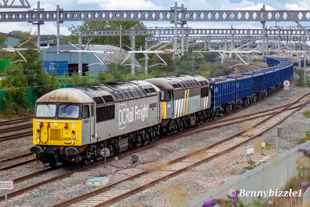 It was a good day for interesting workings on the MML yesterday. Highlight had to be seeing <a href="/DCRailOfficial/">DCRail</a>'s 56091 paired up with <a href="/C56G2/">C56G</a>'s 56301 making their way down to Willesden with a rake of blue box wagons. Seen here at Finedon Road Wellingborough. 
#Grid #Classictraction