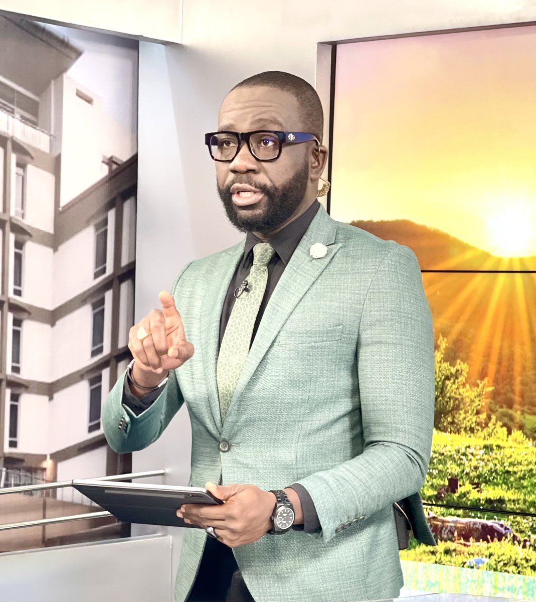 BenjaminAkakpo3's tweet photo. It’s another #WunderbarWednesday!✌🏾
Join us on the #AMShowTrain and let’s get it popping - #ForGodAndCountry!🇬🇭🙌🏾
#JoyNews https://t.co/tNrCFYR74o