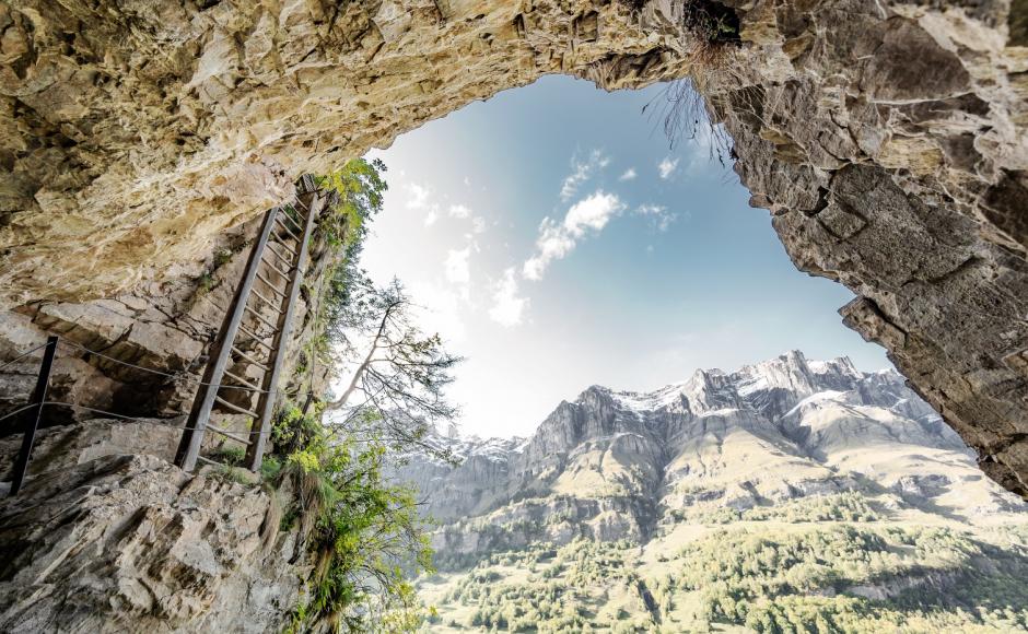 STMediaCH's tweet photo. Geheimtipp: Stiegen, gefühlt fast bis in den Himmel! Die Albinenleitern verbinden seit alten Zeiten die Dörfer #Leukerbad und #Albinen. Ein Wanderweg für Schwindelfreie führt auf den Leitern durch die Felswand: https://t.co/cUuTkI4ihR @valaiswallis @leukerbad365 https://t.co/LHfcqRmuwZ