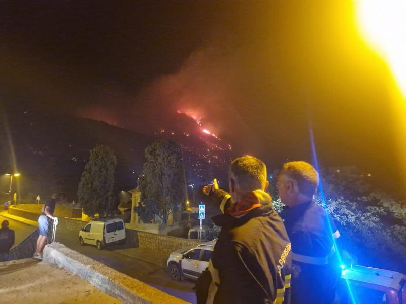 Gilles_Simeoni's tweet photo. Notte d’infernu in Balagna.
Deux mises à feu criminelles, de nuit, avec un vent à 80 km/h… Le pire évité grâce au @sis_2b et à l’ensemble des secours. Solidarité avec les sinistré(e)s. Vargogna à te chì brusgi a tarra. https://t.co/AEMEVOdqUB