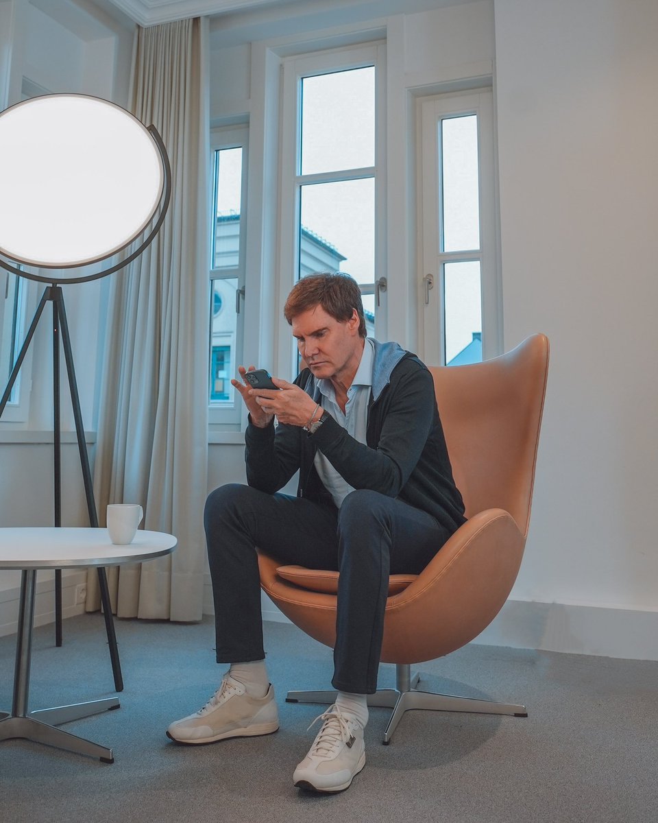 „Made in Germany“ gibt es bald nicht mehr. 
 
Nach der neuesten IWF-Prognose wird Deutschland das einzige große Industrieland sein, dessen Wirtschaft 2023 schrumpft.
 
Und der Grund dafür liegt auf dem Tisch: Ein Giftcocktail aus Digitalisierungsstau, Innovationsschwäche, hohen