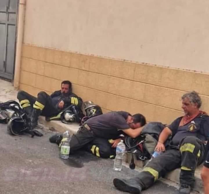 I vigili del fuoco di Palermo.
A loro molto di più del mio grazie.
