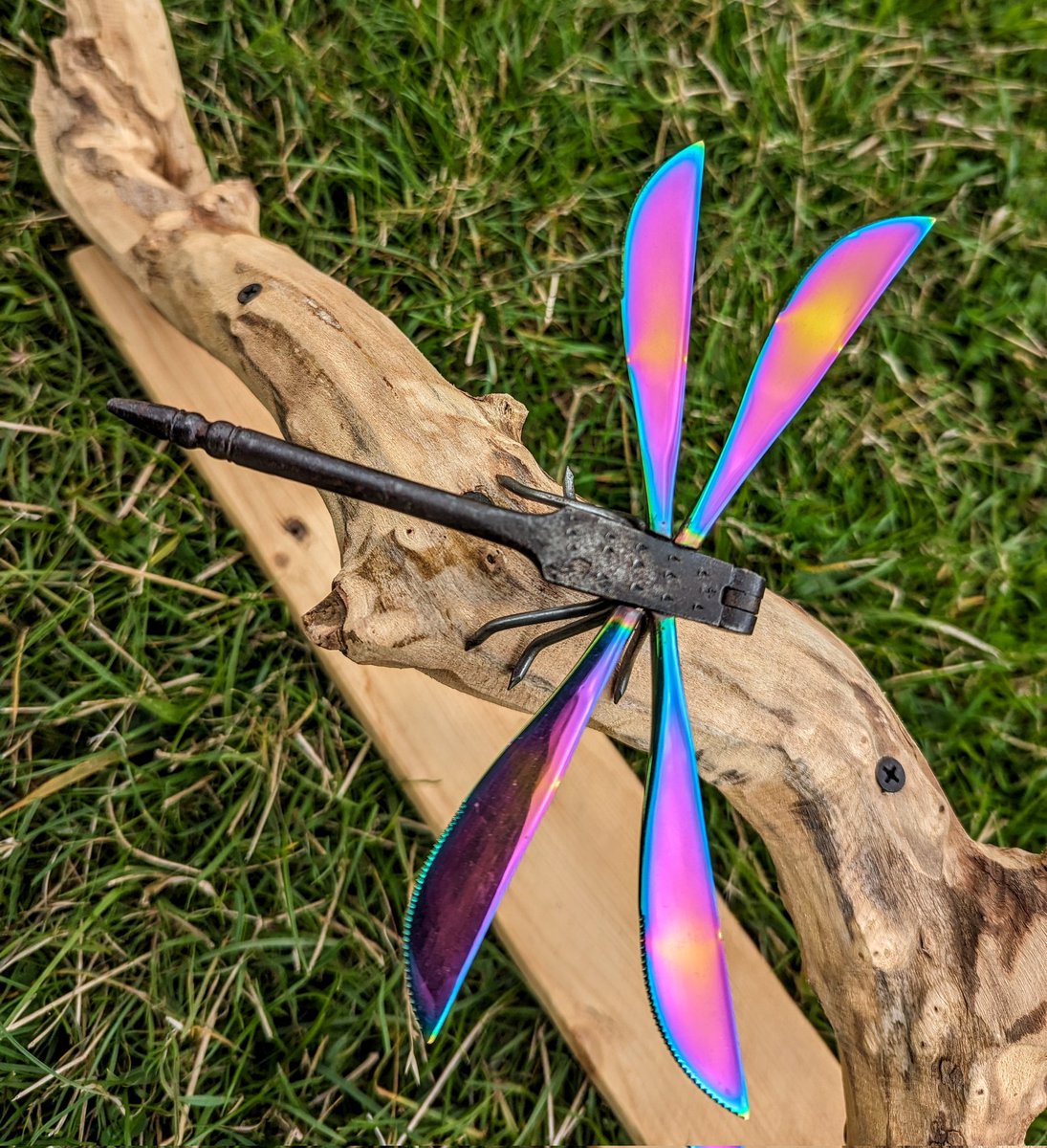 Morning all🙂 here's a beauty to brighten up your day, made from #reclaimed metals, knives, nails and vintage nutcrackers #dragonfly #metalart #sculpture rustys-relics.sumupstore.com