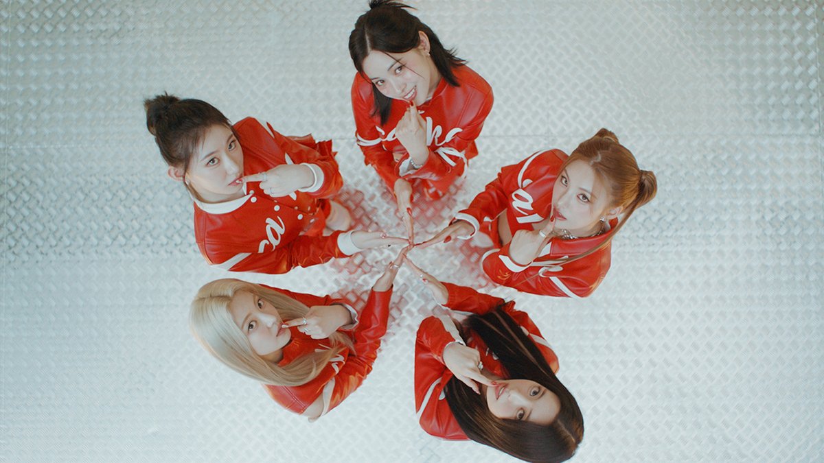 ITZYofficial's tweet photo. ITZY, 타이틀곡 'CAKE' 뮤비 티저 최초 공개! 
호기심 자극하는 강력한 안무!
https://t.co/8Hy2DskpFY

🥊  https://t.co/wHhxShhBlG

#ITZY #MIDZY @ITZYofficial
#ITZYComeback
#ITZY_KILLMYDOUBT
#ITZY_CAKE https://t.co/7opiMBsXIB