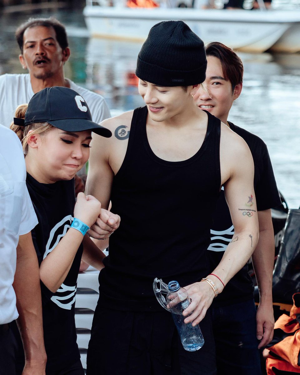 JacksonWGlobal's tweet photo. [INSTA] 230726 thanya_c2 (1/3)

#RecycleforGoodwithJackson 
#JacksonXC2water

#JacksonWang #王嘉尔 #잭슨 #TEAMWANG @JacksonWang852 https://t.co/IAjsTOMY9V