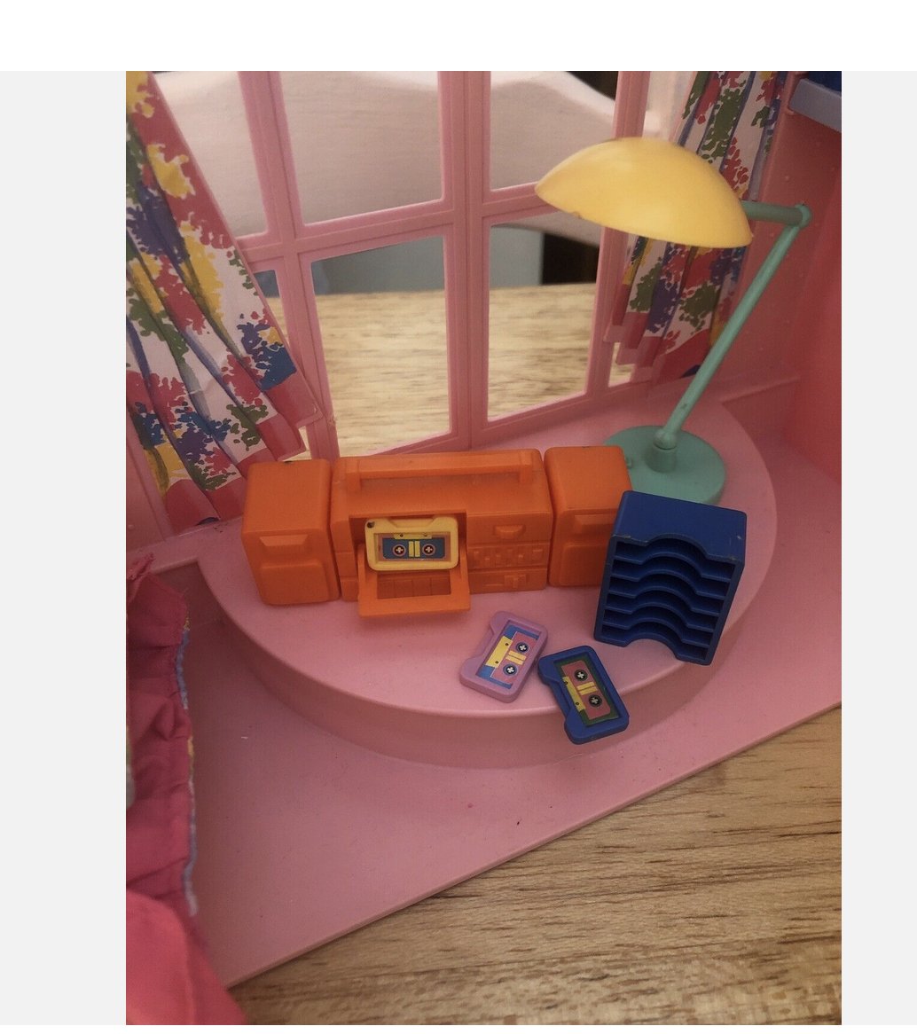 Chopythes's tweet photo. So, I've seen the barbie movie twice and while I never had a Barbie Dream house, I did have the most amazing set there was: Sindy House.
She had colour splatter on her pants and she was an artist.
... I guess even thou I never liked Sindy, she inspired me! https://t.co/GOMDQFVqi6