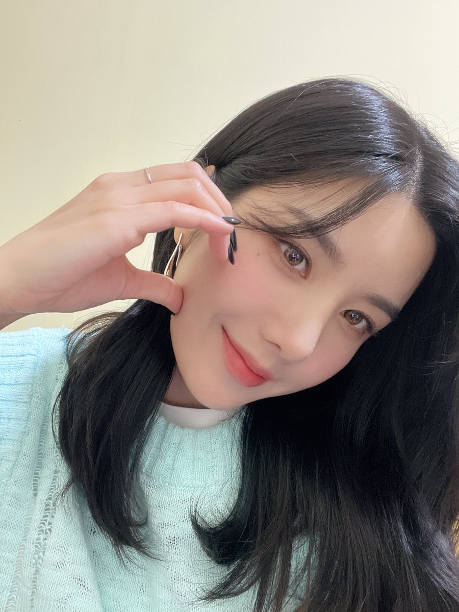 KWONEUNBI's tweet photo. [📸] 230726 #선넘는맵찔이

맵찔이 은비가 사랑하는 떡볶이🍽
그리고 그런 맵찔이를 사랑하는 루비💎

💎 : 내 최애 떠뽀끼는 바로 대장토끼🐰 은비야💘

#권은비 #KWONEUNBI
#스튜디오어서오고 https://t.co/jCwi2Lphqa