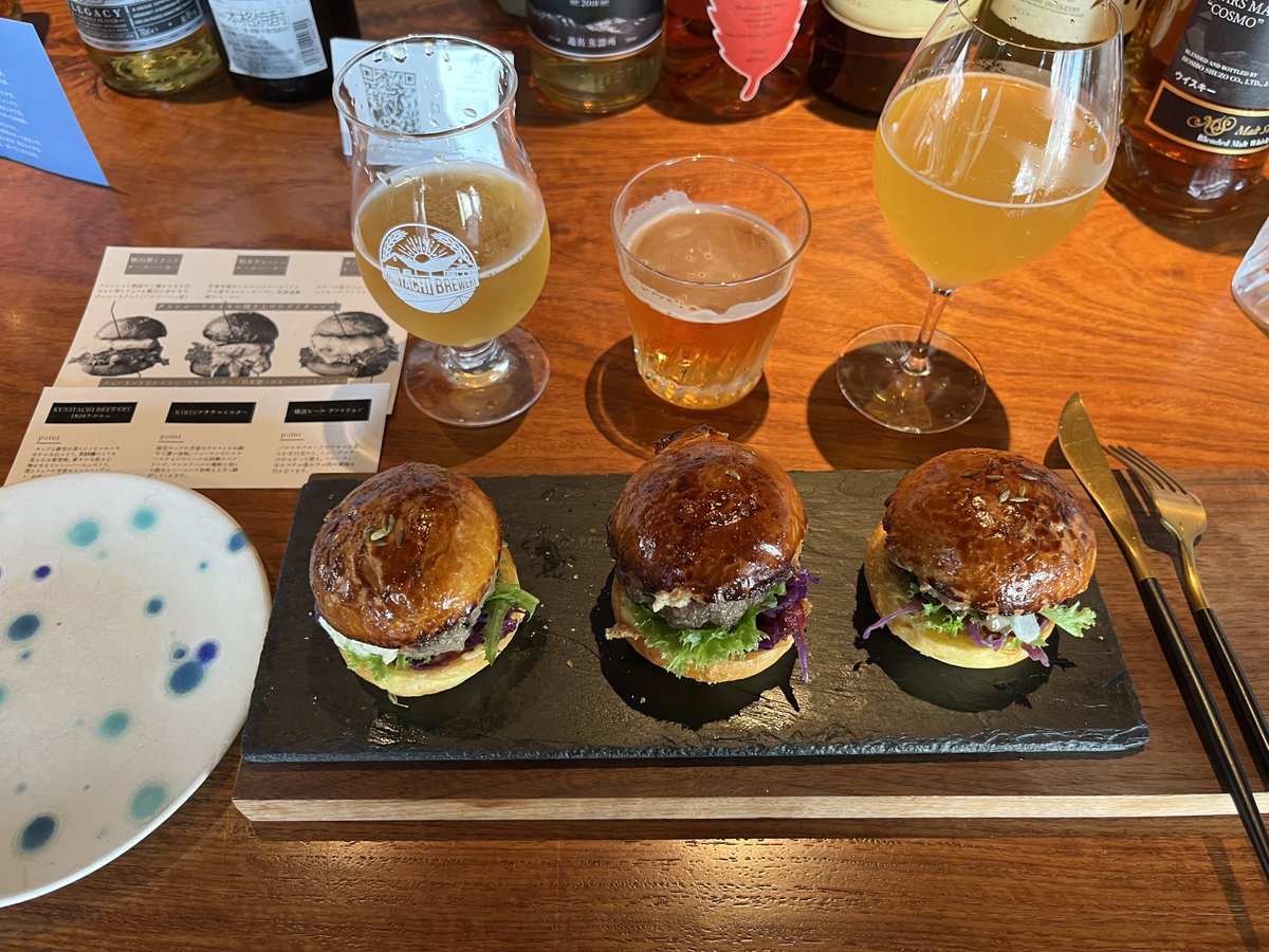 tipsycat0202's tweet photo. ミニハンバーガーとクラフトビールのペアリングセット🍔🍺 https://t.co/6kozgvBHHN
