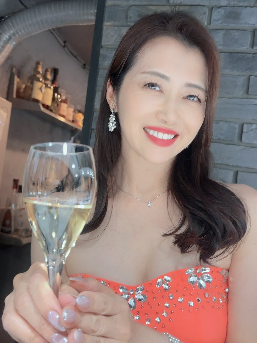 昨日はバーMAKI東京にご参加下さった皆様、ありがとうございました♪
また来月の第４火曜に開催です🍺
週刊大衆📖発売中！
ポスター付いてるよ♡
早速ご購入、ご持参下さった方に、サイン書きました〜 https://t.co/NfcqlvINnZ