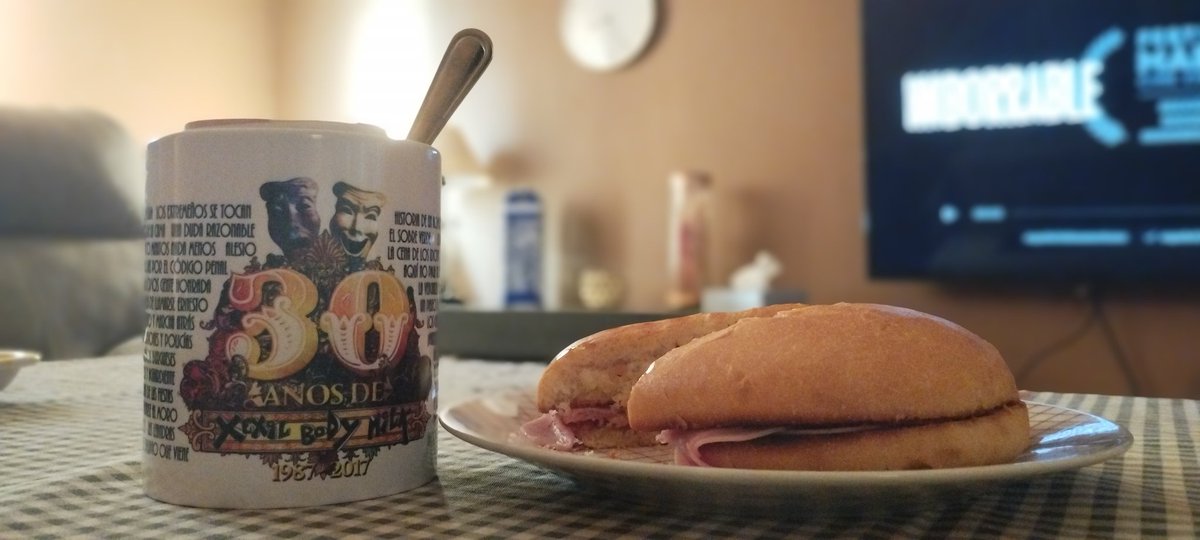 loupuntouve's tweet photo. Tengo la SENSACIÓN de que debería estar durmiendo... 🥱
Aunque sea miércoles hay que calentar motores. ¡Buen día! 🧚♀️😋
Viendo #Imborrable de @jriveraeu y cafelazo con mi compañía 🎭
@XEXILBODYMILK
#CoomingSoon
#PMM
#Mierculitos https://t.co/vu0Pw8Otqm