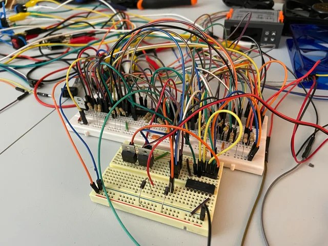 Tammy33855440's tweet image. Passing by the engineer&apos;s workstation 🤣🤣#ElecrowPCB
