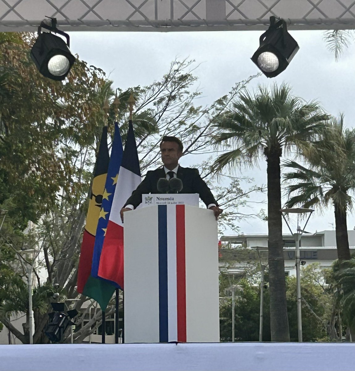 L’🇪🇺 apporte un soutien financier de 30,9 et 36 millions d’€ pour relever les défis calédoniens de l’autonomie alimentaire et de la refonte du système énergétique annoncés par le Président #EmmanuelMacron lors de son discours Place des Cocotiers. 🇪🇺🤝🇳🇨🇫🇷