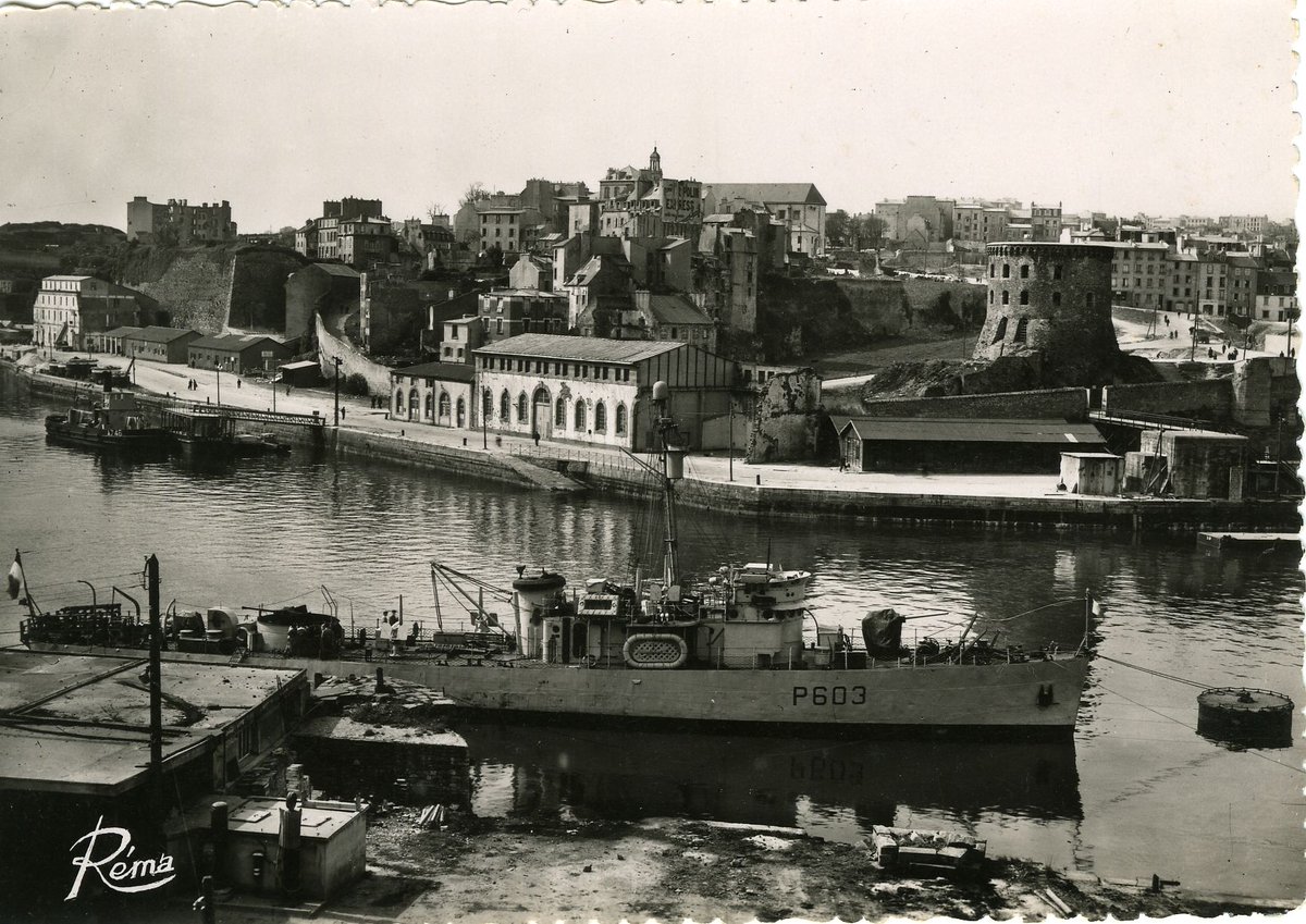Coup de cœur : Arsenal en Penfeld : le patrouilleur "Goumier" immatriculé P603 amarré sur coffre, sur la rive droite les bâtiments de l'arsenal, la tour Tanguy sans son toit, l'église de Saint-Sauveur, le quartier de Recouvrance. Photo Renan Coudal, Comptoir de l'Ouest (Quimper)
