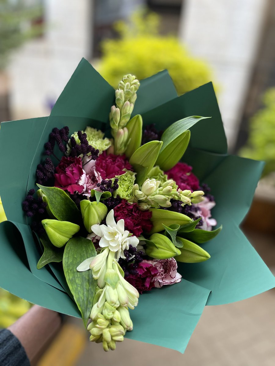 Good morning🌸

Beautiful blooms to brighten up their day! 

For more: instagram.com/ula.gifting?ig…