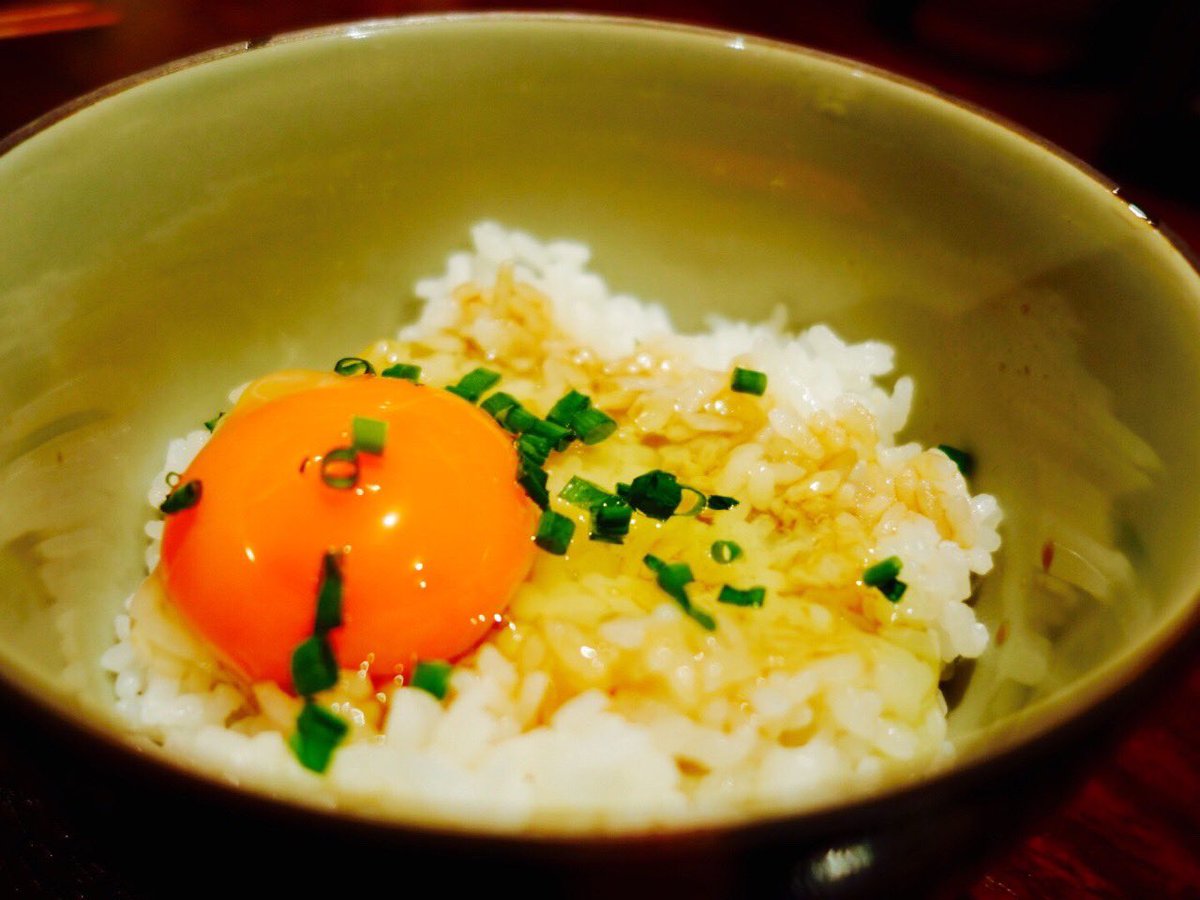 takapon_jp's tweet photo. 堀江貴文が薦める銀座・新橋周辺の安ウマ4店舗はここ。
近くにいたらぜひ足を伸ばして頂きたいお店です。

※BM(ブックマーク)必須
※いいね必須

①美酒家 忠
桜の樽にはいった焼酎はここのシンボル。ほんのり桜の香りがする独特の味を楽しみながら、美味しいツマミに舌鼓。パスタはどれもたっぷり茹でてくれるので1人では食べきれないくらいのボリューム。スペシャル卵かけ御飯も〆にはオススメ。

②烏森百薬
店でオリジナルで作る料理は5皿。他はオーナーらが全国を巡って仕入れてきた惣菜の数々。お酒も酒屋さんのキュレーションと、オペレーションをできる限り外注化して格安価格とクオリティを両立させてる居酒屋。

③一味玲玲
新橋の居酒屋街に位置する、茄子餃子などのユニークな餃子メニューが楽しめる中華料理屋。餃子は焼き/蒸し/水餃子をそれぞれ指定できる。もちろん他の定番メニューも充実している。

④ぎんざ割鮮 うち田
銀座といっても新橋よりで庶民的というかカジュアルな雰囲気。客層も銀座にしては若いひとたちが多い気がする。天然フグを使ったリーズナブルなコースが楽しめる。

#銀座グルメ #新橋グルメ