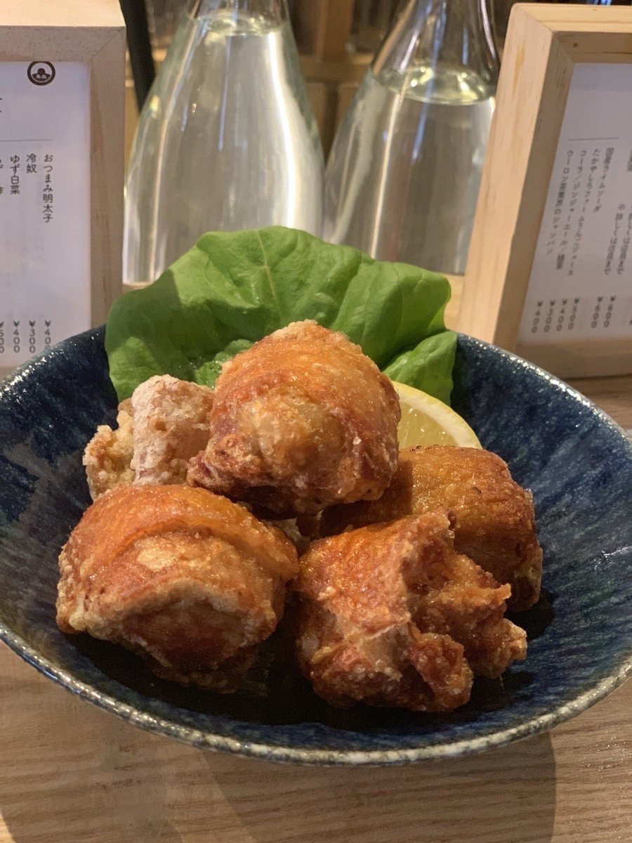 takapon_jp's tweet photo. 堀江貴文が薦める銀座・新橋周辺の安ウマ4店舗はここ。
近くにいたらぜひ足を伸ばして頂きたいお店です。

※BM(ブックマーク)必須
※いいね必須

①美酒家 忠
桜の樽にはいった焼酎はここのシンボル。ほんのり桜の香りがする独特の味を楽しみながら、美味しいツマミに舌鼓。パスタはどれもたっぷり茹でてくれるので1人では食べきれないくらいのボリューム。スペシャル卵かけ御飯も〆にはオススメ。

②烏森百薬
店でオリジナルで作る料理は5皿。他はオーナーらが全国を巡って仕入れてきた惣菜の数々。お酒も酒屋さんのキュレーションと、オペレーションをできる限り外注化して格安価格とクオリティを両立させてる居酒屋。

③一味玲玲
新橋の居酒屋街に位置する、茄子餃子などのユニークな餃子メニューが楽しめる中華料理屋。餃子は焼き/蒸し/水餃子をそれぞれ指定できる。もちろん他の定番メニューも充実している。

④ぎんざ割鮮 うち田
銀座といっても新橋よりで庶民的というかカジュアルな雰囲気。客層も銀座にしては若いひとたちが多い気がする。天然フグを使ったリーズナブルなコースが楽しめる。

#銀座グルメ #新橋グルメ