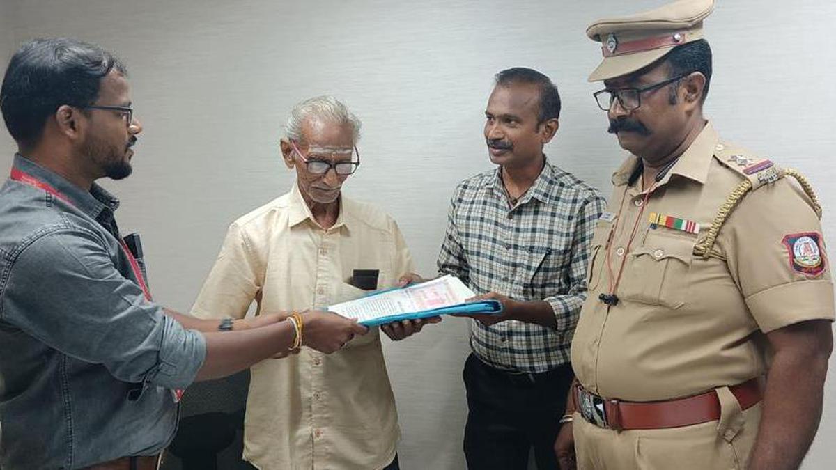ElderlineTN's tweet photo. Chennai Police Commissioner’s intervention helps an elderly man get back property documents from a finance firm. 
Credits to: https://t.co/6BeUVZ0jc7
For more info: https://t.co/weQvTKh6dC 
#dial14567 #elderline #TamilNadu #socialcare #saveelder #seniorcare #amtex https://t.co/g1aHrHsxqZ