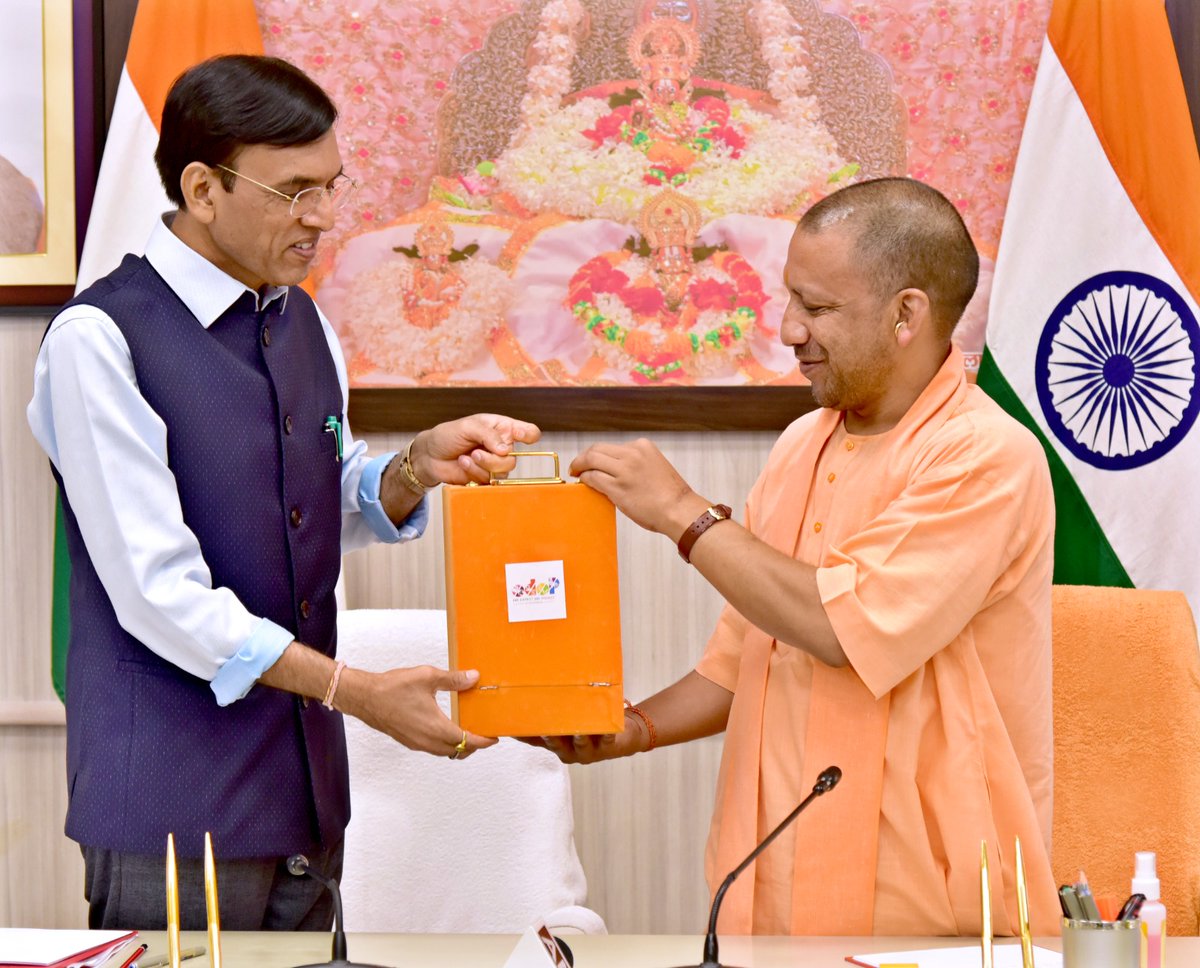 mansukhmandviya's tweet photo. आज उत्तर प्रदेश के CM @myogiadityanath जी, स्वास्थ्य मंत्री @BrajeshPathakup जी व उच्च अधिकारियों के साथ राज्य में आयुष्मान भारत योजना, NHM और PM-ABHIM के तहत हेल्थ इंफ़्रा प्रोजेक्ट की प्रगति के साथ मेडिकल कॉलेज संबधित अनुदान व नये नर्सिंग कॉलेज खोलने को लेकर समीक्षा बैठक की। https://t.co/JGOHFZfIne