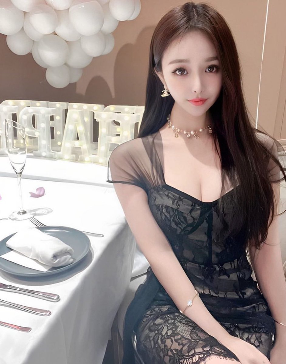 EccottTrena's tweet photo. 為了讓老公開心 🥳 
穿小短裙坐椅子時都只能坐一半
腿腿還要微開45度 讓他吃飯時能夠享受���重的饗宴

結果吃完飯後問他好不好吃
只會回答不錯不錯....我看根本忘記是吃什麼了

夫妻日常就是要有小情趣 感情才能長長久久😘😘 https://t.co/XP9frlrauN