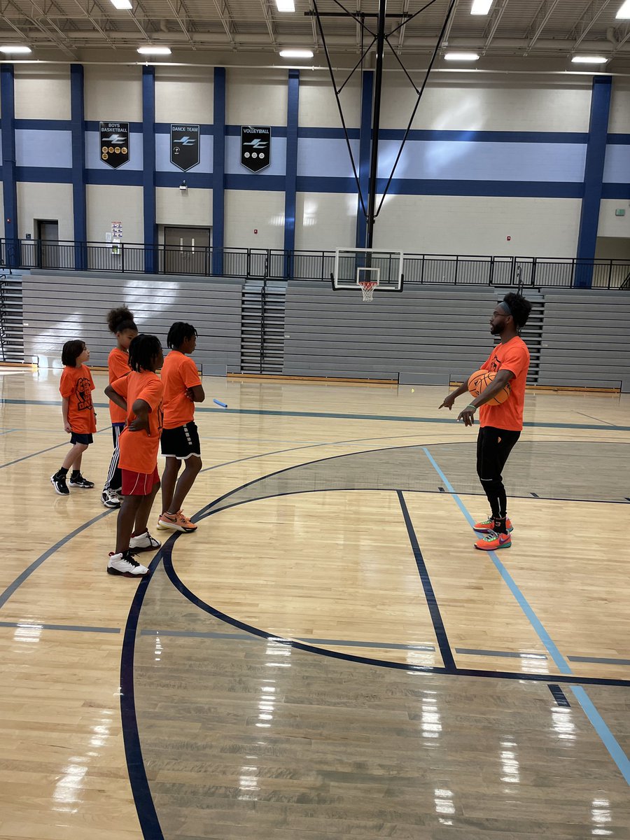 Kids had a great time during day one at Jr. War Dawgs Basketball Camp! War Dawgs veteran Taylor Moore works with one of four groups below
#nawardawgs #ababasketball #madisonal #yourwardawgs #rocketcity #huntsvilleal