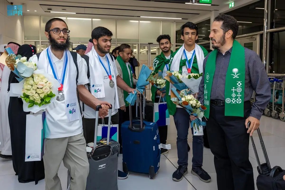 SaudiNews50's tweet photo. بعد مشاركة مشرّفة..

المنتخب السعودي للكيمياء خلال وصوله أرض الوطن بعد تحقيق أبناء الوطن 4 جوائز عالمية في أولمبياد الكيمياء الدولي 2023.

- https://t.co/hQpdvXVlw0