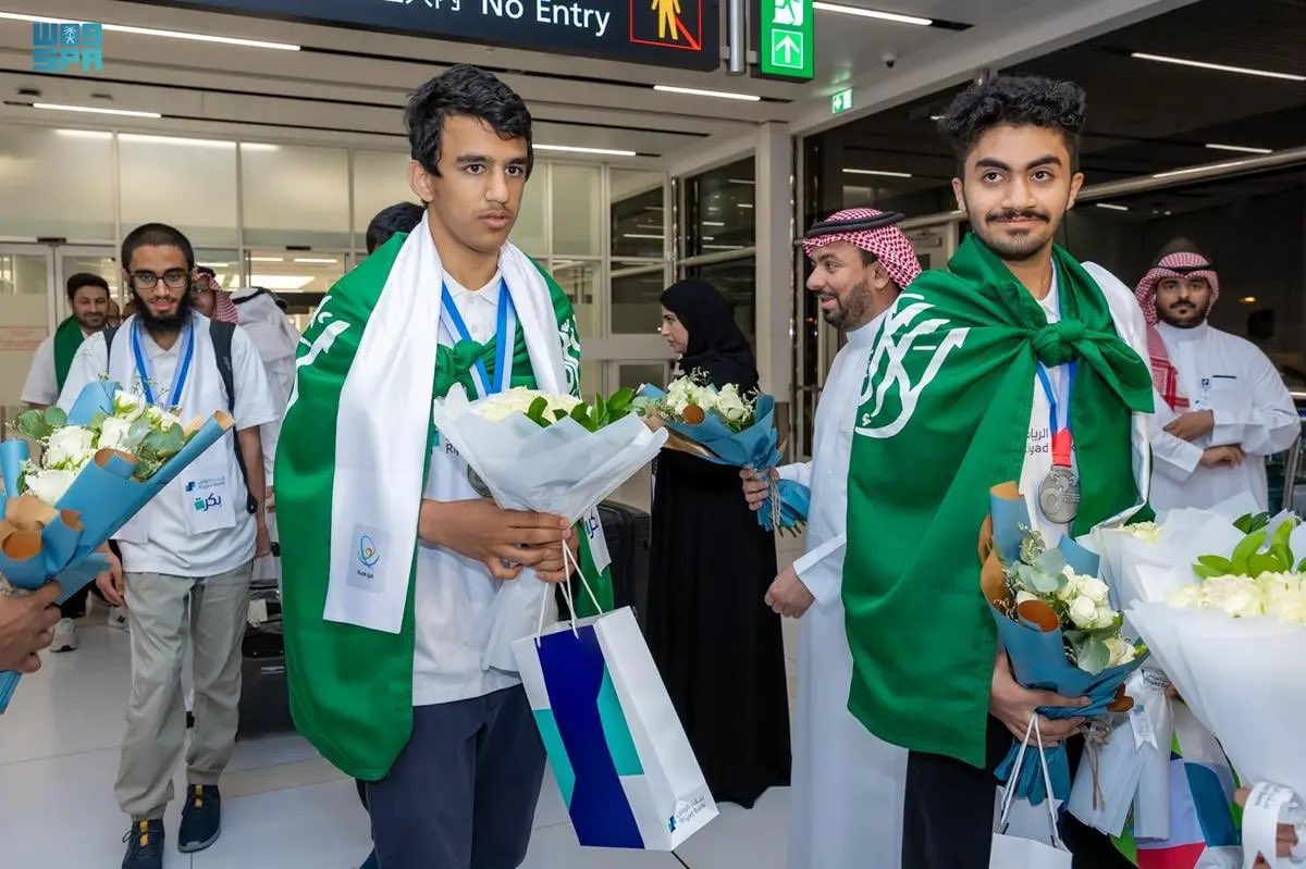 SaudiNews50's tweet photo. بعد مشاركة مشرّفة..

المنتخب السعودي للكيمياء خلال وصوله أرض الوطن بعد تحقيق أبناء الوطن 4 جوائز عالمية في أولمبياد الكيمياء الدولي 2023.

- https://t.co/hQpdvXVlw0