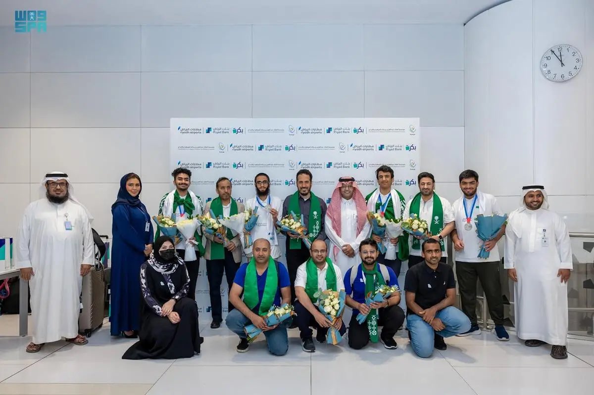 SaudiNews50's tweet photo. بعد مشاركة مشرّفة..

المنتخب السعودي للكيمياء خلال وصوله أرض الوطن بعد تحقيق أبناء الوطن 4 جوائز عالمية في أولمبياد الكيمياء الدولي 2023.

- https://t.co/hQpdvXVlw0