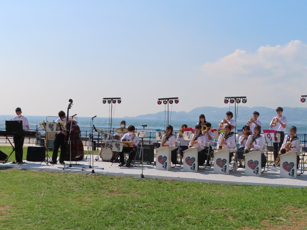 minami_smf's tweet photo. 8月15日(火)開催の「第10回ミナミ学生音楽祭」 出演校からのメッセージをご紹介します😀
本日は、兵庫県立高砂高等学校 Big Friendly Jazz Orchestra の皆さんからのメッセージです。
#高砂学校 #bfjo #ミナミ学生音楽祭 #ミナミ #大阪ミナミ #学生音楽祭 #学生 #音楽 https://t.co/bVYkwCRjxh
