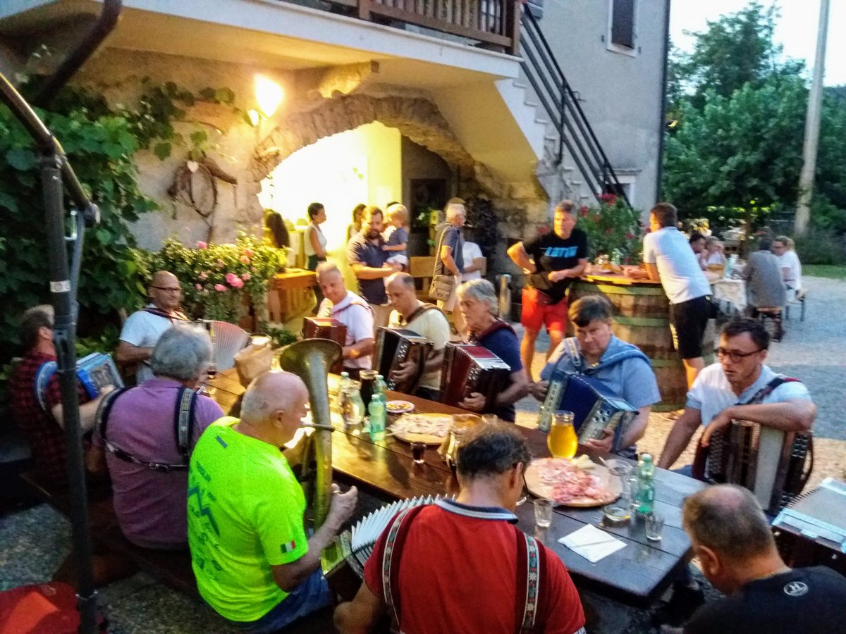 MauSbogar's tweet photo. #CarsoMagnifico
Tra tuoni e lampi
canti e musica non si sono fermati
in osmiza a #Slivia
Super!
@DiscoverTrieste @regioneFVGit @FVGlive @somewherefvg @MarinaRubin4 @Ipocontro @yrmaysy @stregapoeta @Amfortas @patrizia_fonda @ANGELACHIDDEMI @CiriSince1978 @pauligurize @giutonut https://t.co/q5uzMXYUfY