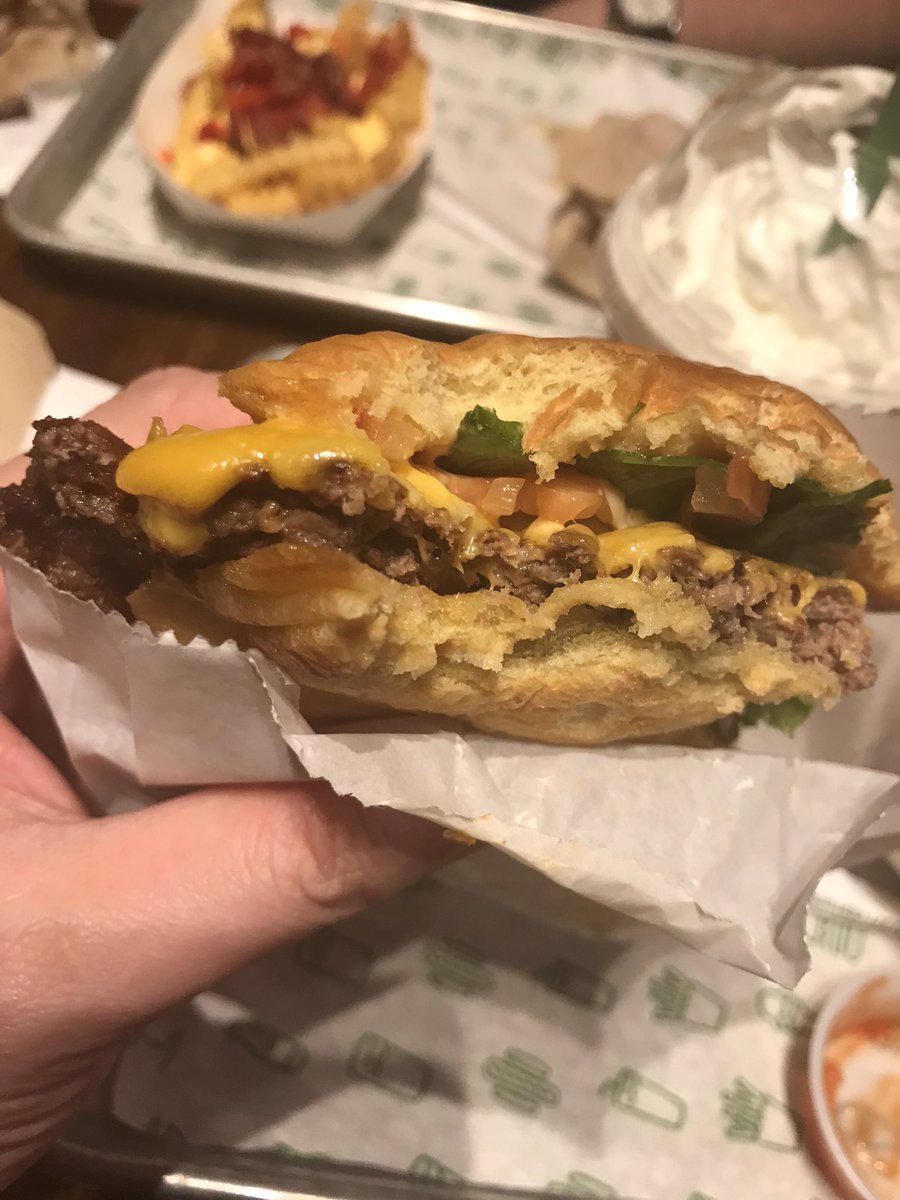 RT @ArtharsFF14: Holy fuck u guys r right
This Shake shack is awesome https://t.co/1sZXrg1OgP